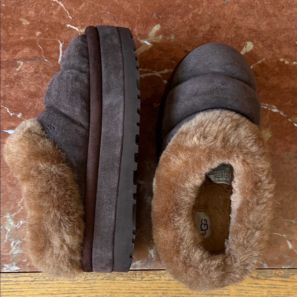 UGG Women's Slippers in Dark Brown and Light Brown